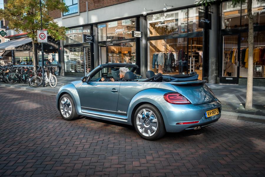  Volkswagen Beetle Convertible Denim 2016 года  (фото 22 из 41)